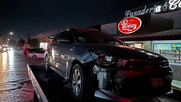 Joven termina con pierna fracturada tras chocar con auto donde venían menores en Torreón