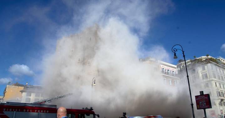Rescatan a un hombre atrapado entre los escombros de torre medieval que colapsó parcialmente en Roma