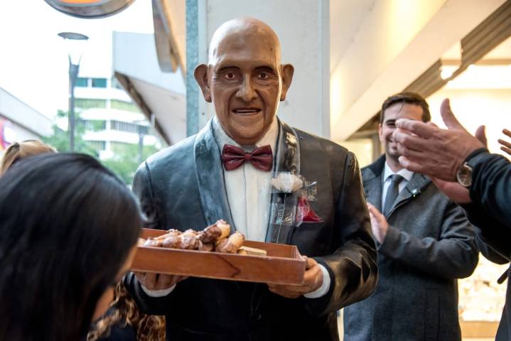 Para siempre en la peatonal: Tucumán rinde homenaje a Don Rojas, el vendedor de cubanitos más querido
