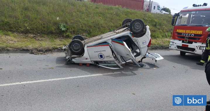 Vehículo del Departamento de Salud Municipal de Puerto Montt volcó: ocupante quedó encerrada