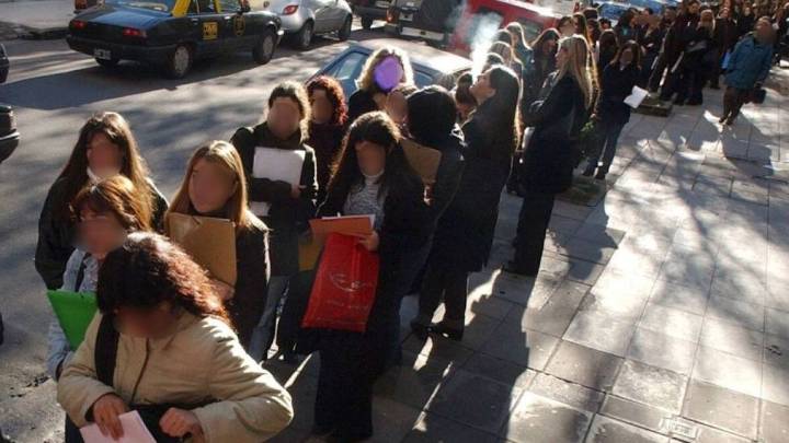 Ajuste laboral: fuerte desplome del sector privado y salario mínimo por el piso