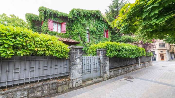 El espectacular unifamiliar aislado con amplio jardín que se vende en el mismo centro de Pamplona