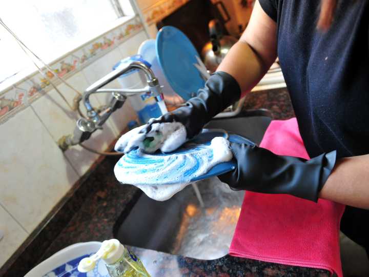 Empleadas domésticas: los valores de noviembre y cuál es la brecha entre el salario real y las cifras oficiales