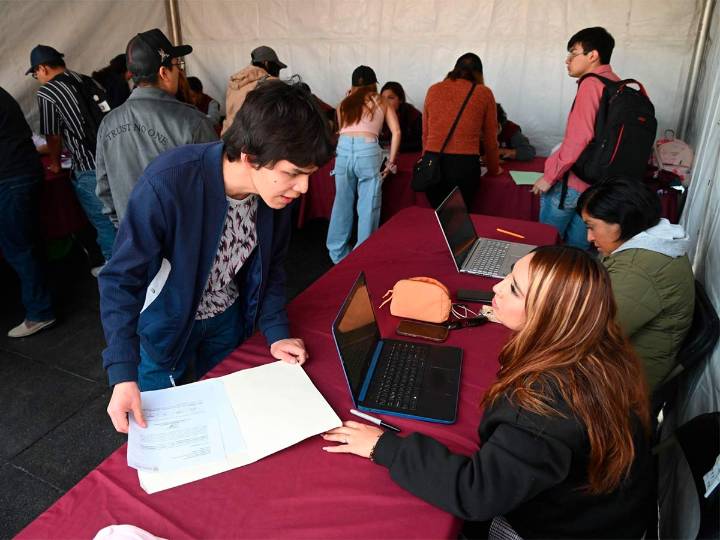En marcha entrega de tarjetas del Bienestar para derechohabientes de becas