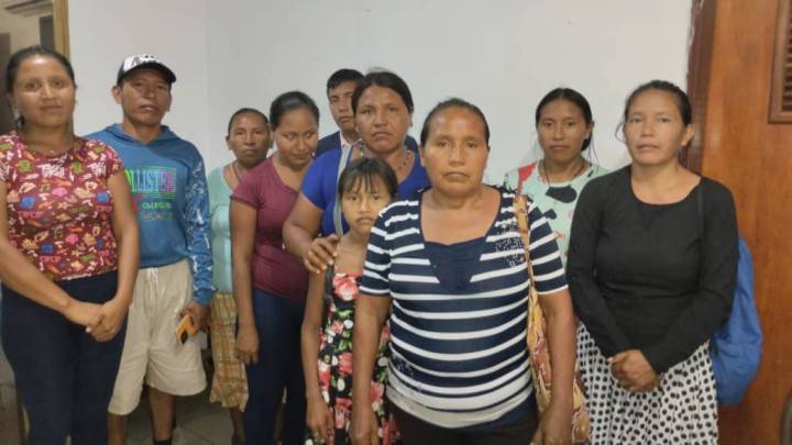 Denuncian a vecina por seguir manipulando un poste eléctrico a punto de colapsar