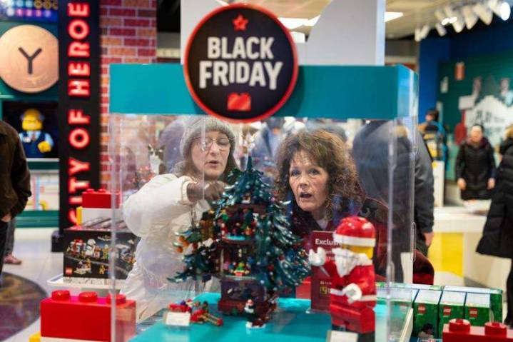 U.S. retailers watch Black Friday traffic for a hoped
