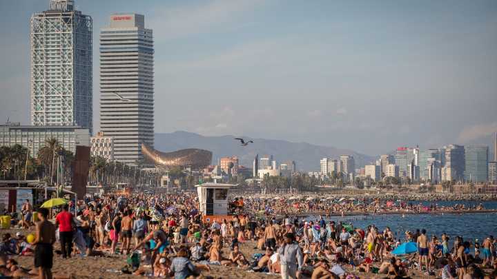 Siete fallecidos, récord de visitantes y una huelga de socorristas: Barcelona hace balance de la temporada de playa