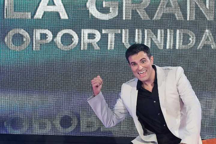 El presentador Luis Larrodera es auxiliado por el consejero de Sanidad de Aragón tras sufrir un desmayo en el acto del 25N