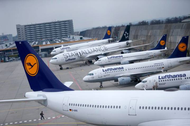 Pilots union gives Lufthansa time to resolve pensions dispute, averting possible strike