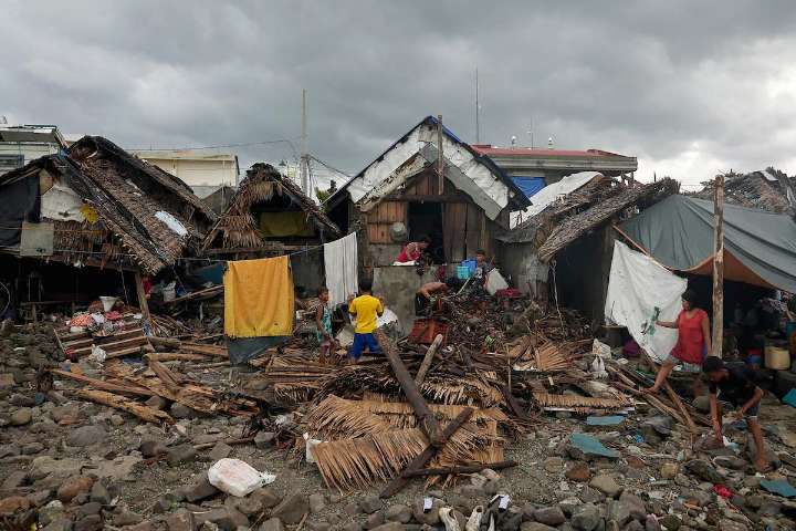 Super Typhoon Fung-wong kills four in the Philippines, moves toward Taiwan