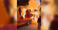 (Video) El momento de la explosión de un carro alegórico en el Festival Xochimictlan