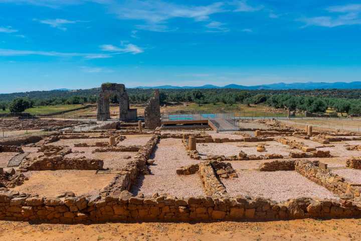 Las Jornadas de Patrimonio en Extremadura ofrecen este fin de semana visitas guiadas a Cáparra y a pueblos de colonización como Valuengo y La Bazana