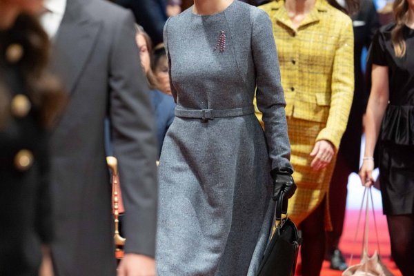 Cómo incluir guantes en un look de invitada, según una de las mujeres más elegantes de Mónaco