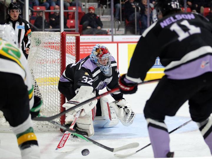 London Knights win epic goalie duel in Owen Sound