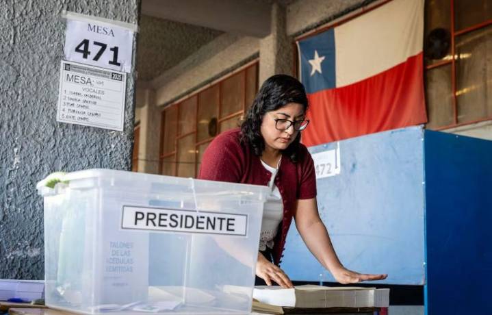 Alta participación y voto obligatorio marcan los comicios en Chile