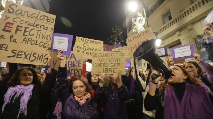 Alicante alza la voz contra la violencia de género en el 25
