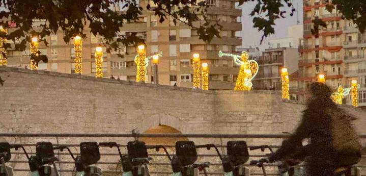 Zaragoza ya prueba sus luces navideñas: el Puente de Piedra desvela su magia