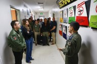 Evaluación de instalaciones y equipos tecnológicos marcó la visita de Kristi Noem, secretaria de Seguridad de EE. UU., a la base de Manta