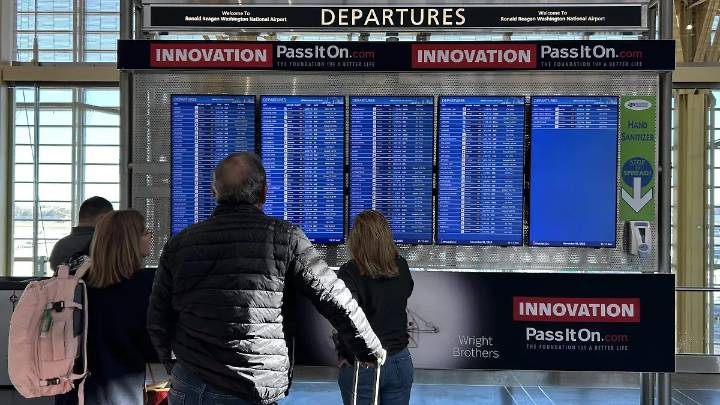 Aeropuertos de EU reportan retrasos a un día de la reducción del 10% en actividad aérea por cierre de Gobierno