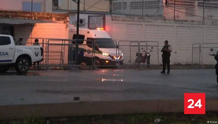 Ecuador traslada a 300 presos a megacárcel tras matanza