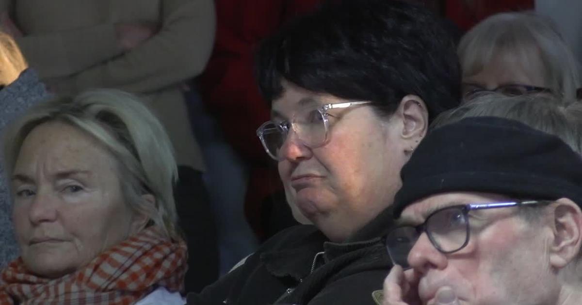 Graham Platner gathers hundreds at Bucksport town hall