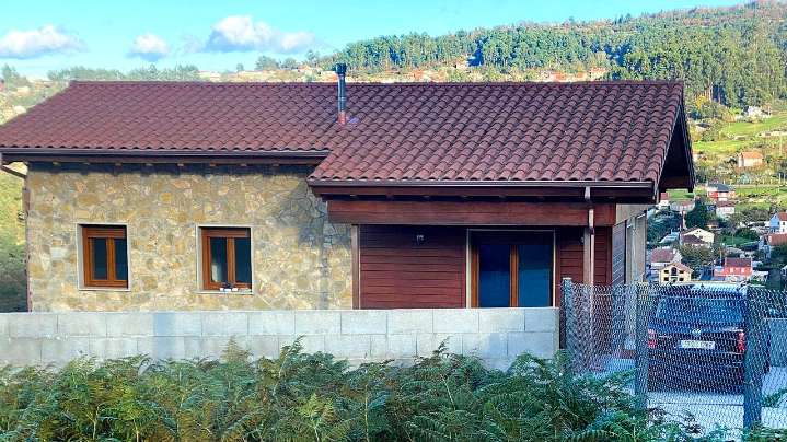 Derriba una casa en el rural de Vigo para construir otra más grande sin licencia