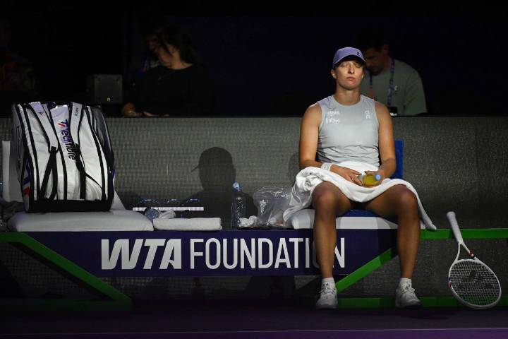 Iga Swiatek’s Behavior Towards Umpire After WTA Finals Loss Splits Tennis World A keen observation of Iga Swiatek following her WTA Finals loss against Elena Rybakina sparked a debate on social media.