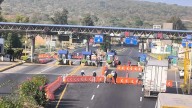 Transportistas y campesinos continúan con bloqueos carreteros en Michoacán