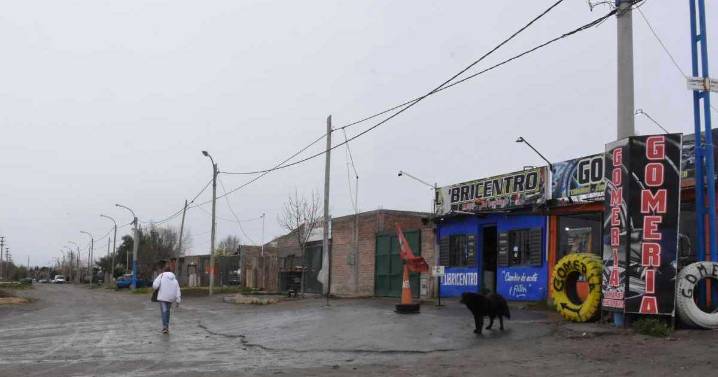 La obra de agua potable en el barrio Fiske Menuco de Roca entró en su etapa final