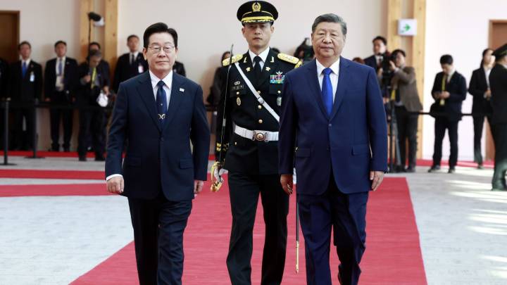 Xi Jinping jokes about phone security during gift exchange with South Korean President