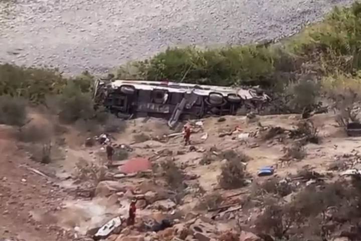 Tragedia en Perú: al menos 37 muertos tras caer un autobús por un abismo en la Panamericana Sur
