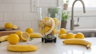 Licuar cáscaras de banana y limón: por qué recomiendan hacerlo y para qué sirve en casa