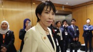 Primera ministra japonesa enfrenta críticas por alentar a las personas a trabajar en exceso: "Yo duermo dos horas o cuatro como máximo"