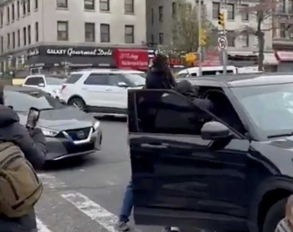 Indignación en Washington Heights por video que muestra a presuntos agentes de ICE deteniendo a un hombre con violencia