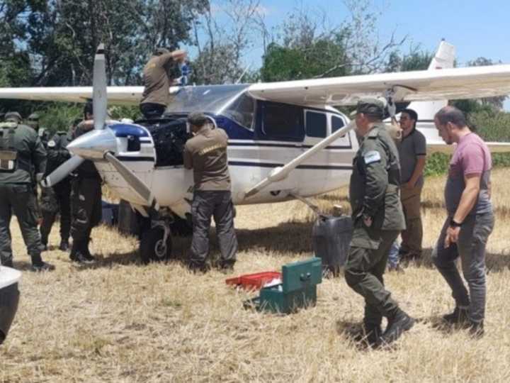 Hallaron otro avioneta narco abandonada en Santa Fe: los perros detectaron que llevaba cocaína