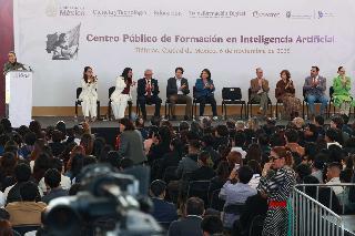 Inaugura Sheinbaum centro público de formación en IA