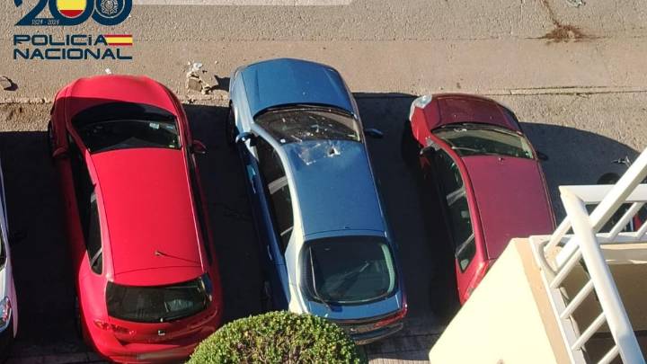Detenido por tirar ladrillos y platos desde la azotea de un edificio y dañar dos coches en Palma