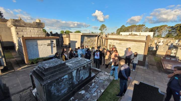 Sastre se suma a la tendencia de las recorridas guiadas por el cementerio local