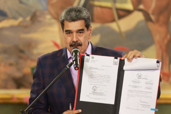 Maduro al promulgar Ley de Defensa: Comandos deben estar preparados para la lucha armada