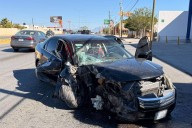 Choca contra barra protectora y huyen en taxi, al sur de Saltillo