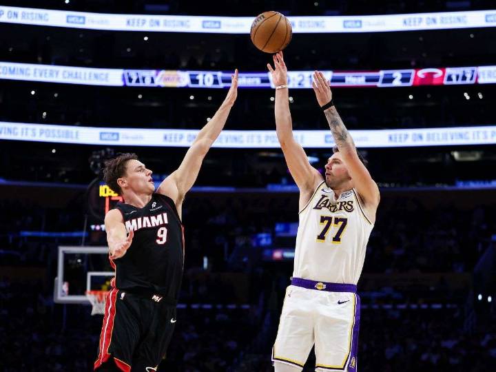 Lakers triunfan con noche histórica de Doncic