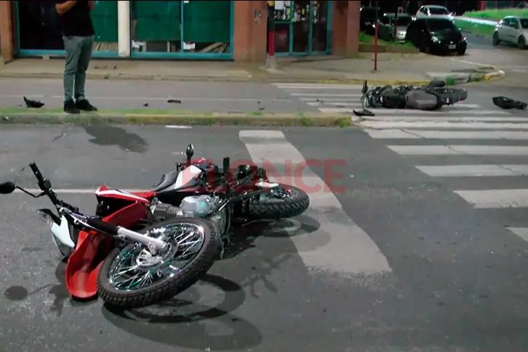 Dos motociclistas hospitalizados tras chocar en esquina semaforizada de avenida Almafuerte