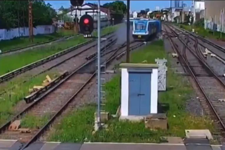 Video del momento exacto en que descarriló la formación del tren en Buenos Aires