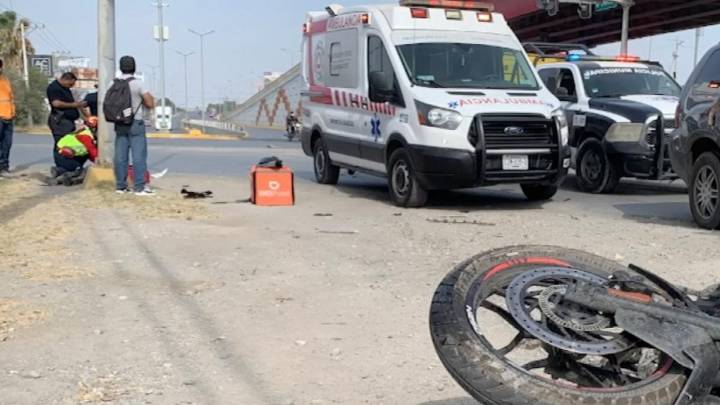 Termina motociclista malherido en la carretera a Los Pinos