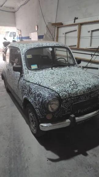 Tincho Villalba transformó un Fiat 600 en una obra que recorrerá las calles de Neuquén