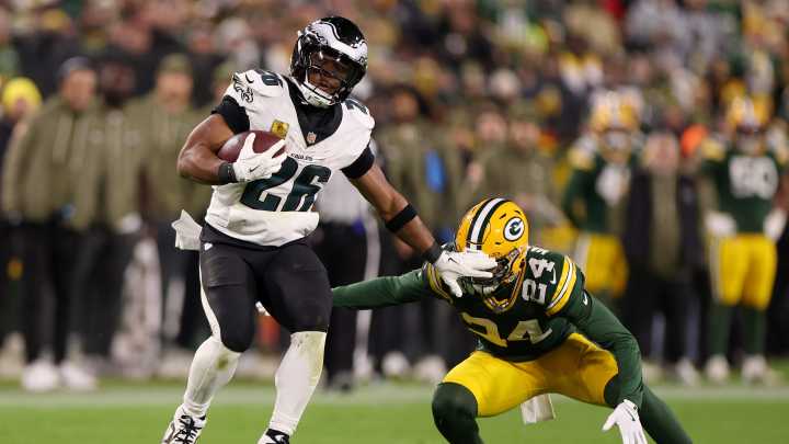 Eagles' Saquon Barkley video game spin move leaves Packers grasping air