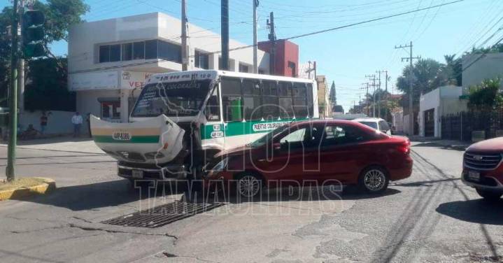 Choque entre un microbús y un carro particular en Tampico dejó daños materiales