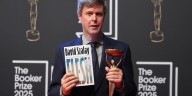 El escritor David Szalay ganó el Premio Booker por “Flesh”