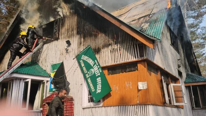 Massive fire engulfs divisional forest office in Tangmarg