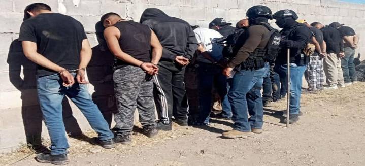 Detienen en El Sauz a 10 hombres; aseguran arsenal y vehículos tras cateo